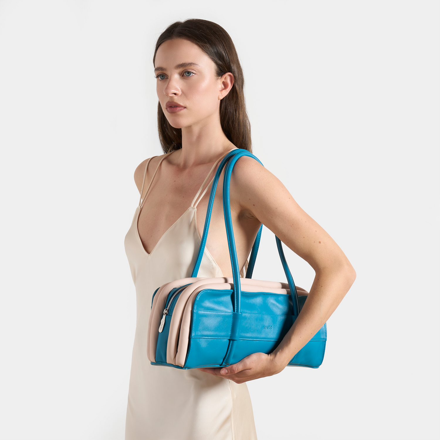 p58-leather-bag_stander-indossato2